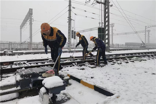 1675906443344843.jpg 道岔除雪.jpg