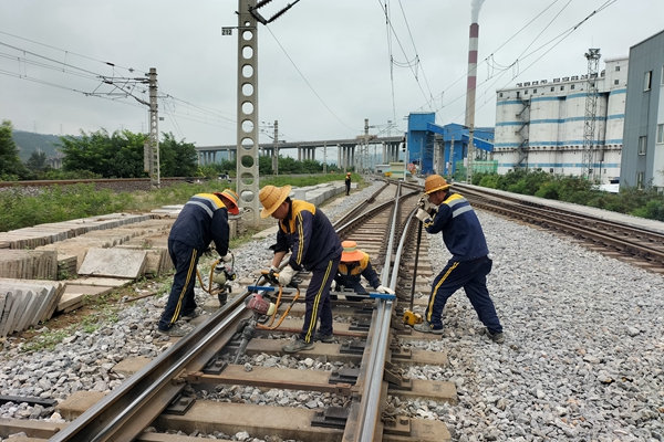 1693992099115342.jpg ¾Û½¹¡ªÌúÔË.jpg