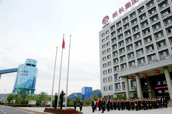 1727684024182327.jpg 举行升旗仪式_副本.jpg