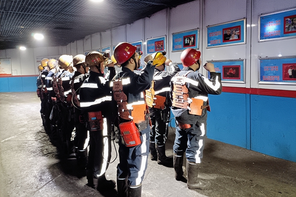 1737355743181693.jpg 全家福宣誓_副本.jpg