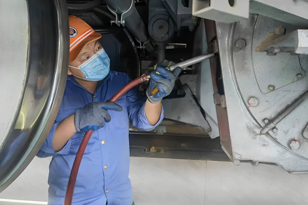 1750040263194596.jpg 机车检查_副本.jpg